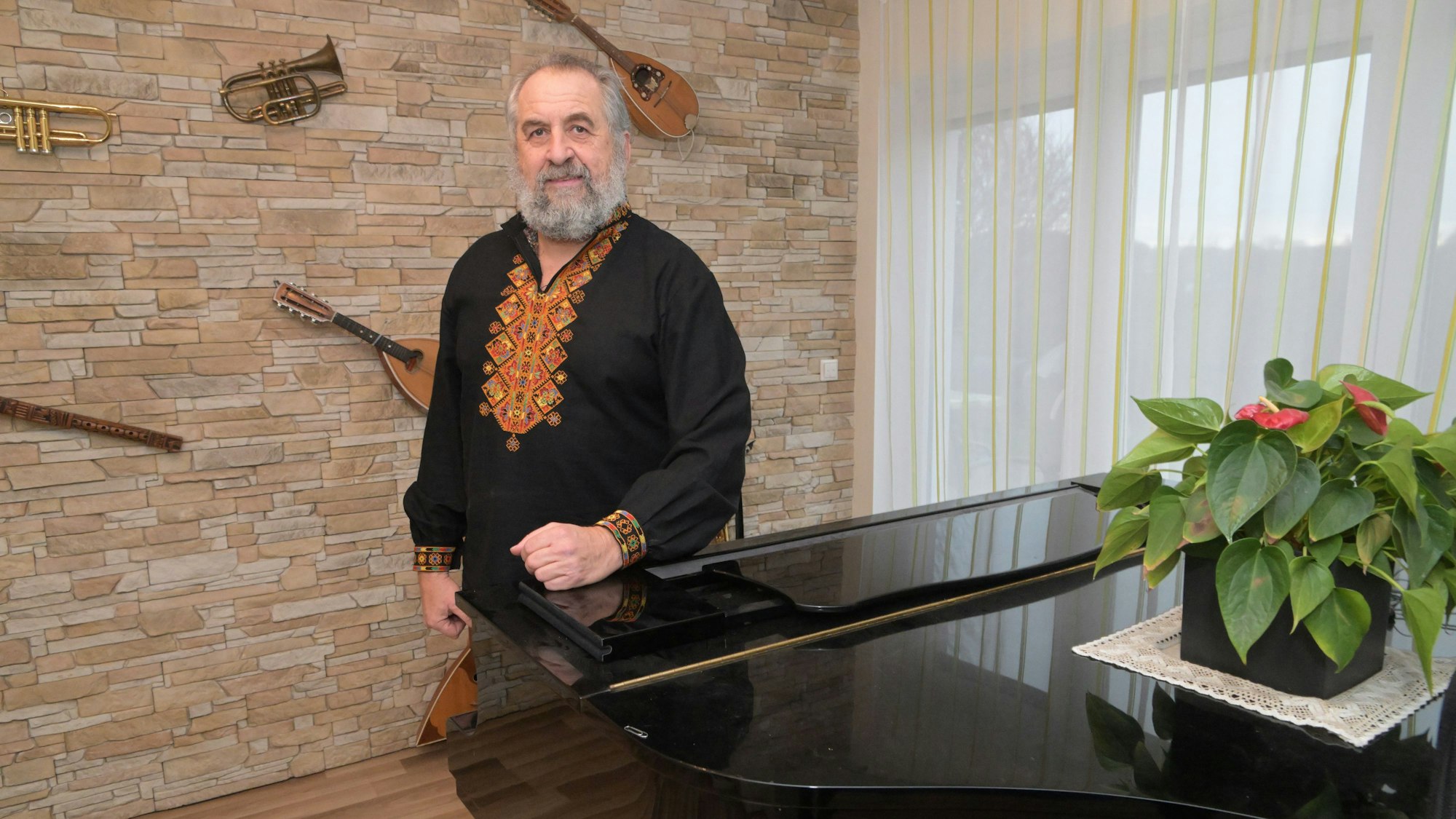 Paul Kruk steht an einem Flügel.