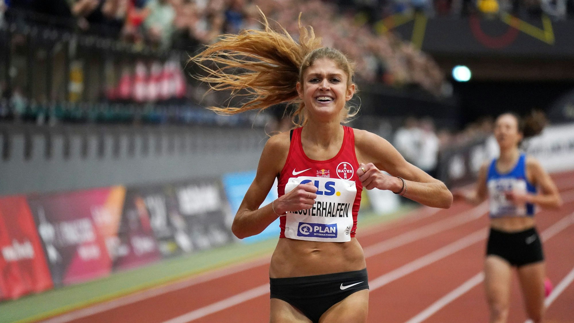 Konstanze Klosterhalfen läuft ins Ziel ein.