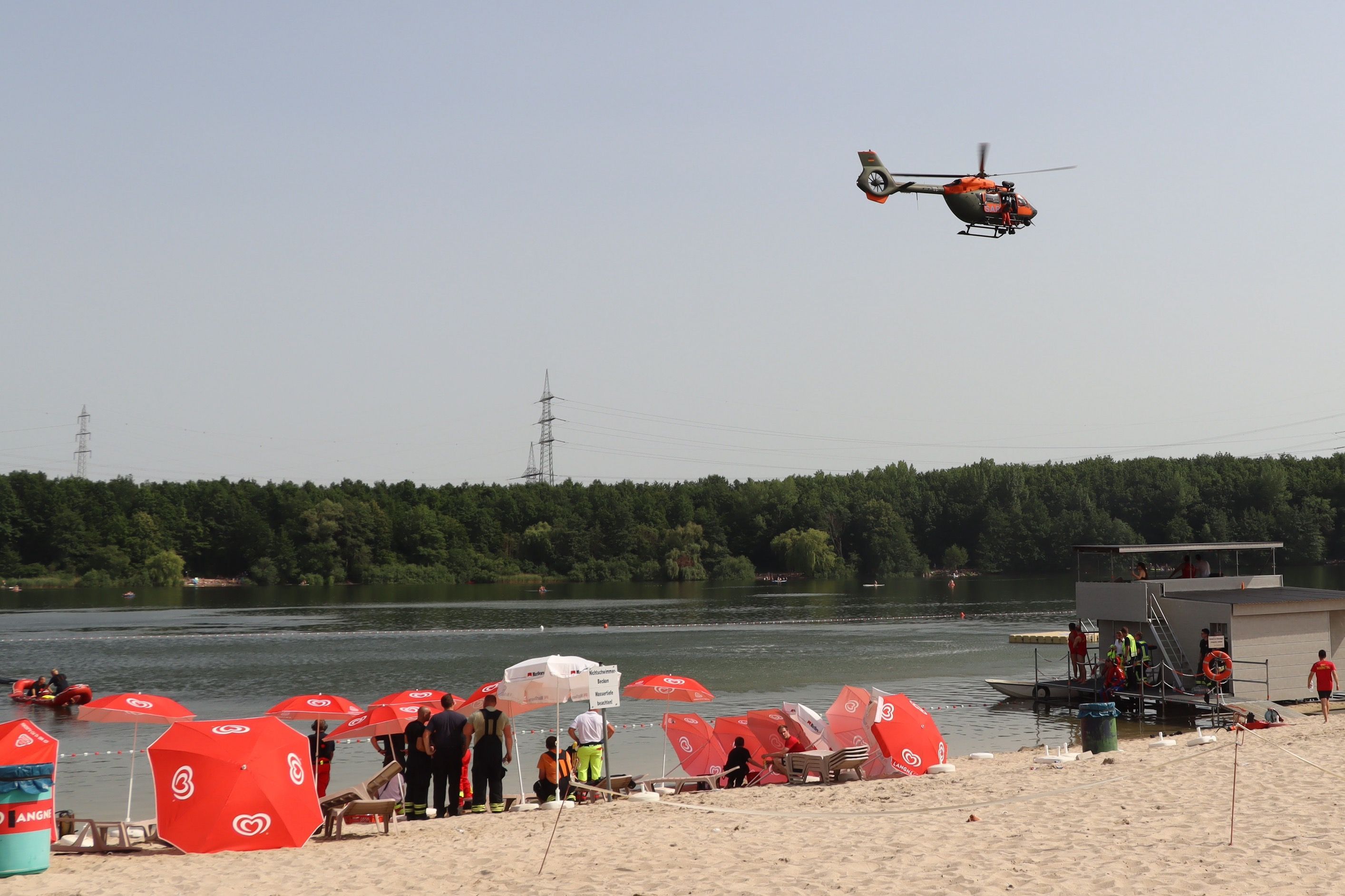 Tödlich endete im vergangenen Jahr ein Badeunfall für einen 18-jährigen Mann am Otto-Maigler-See in Hürth. Ein Hubschrauber kreiste über dem See.