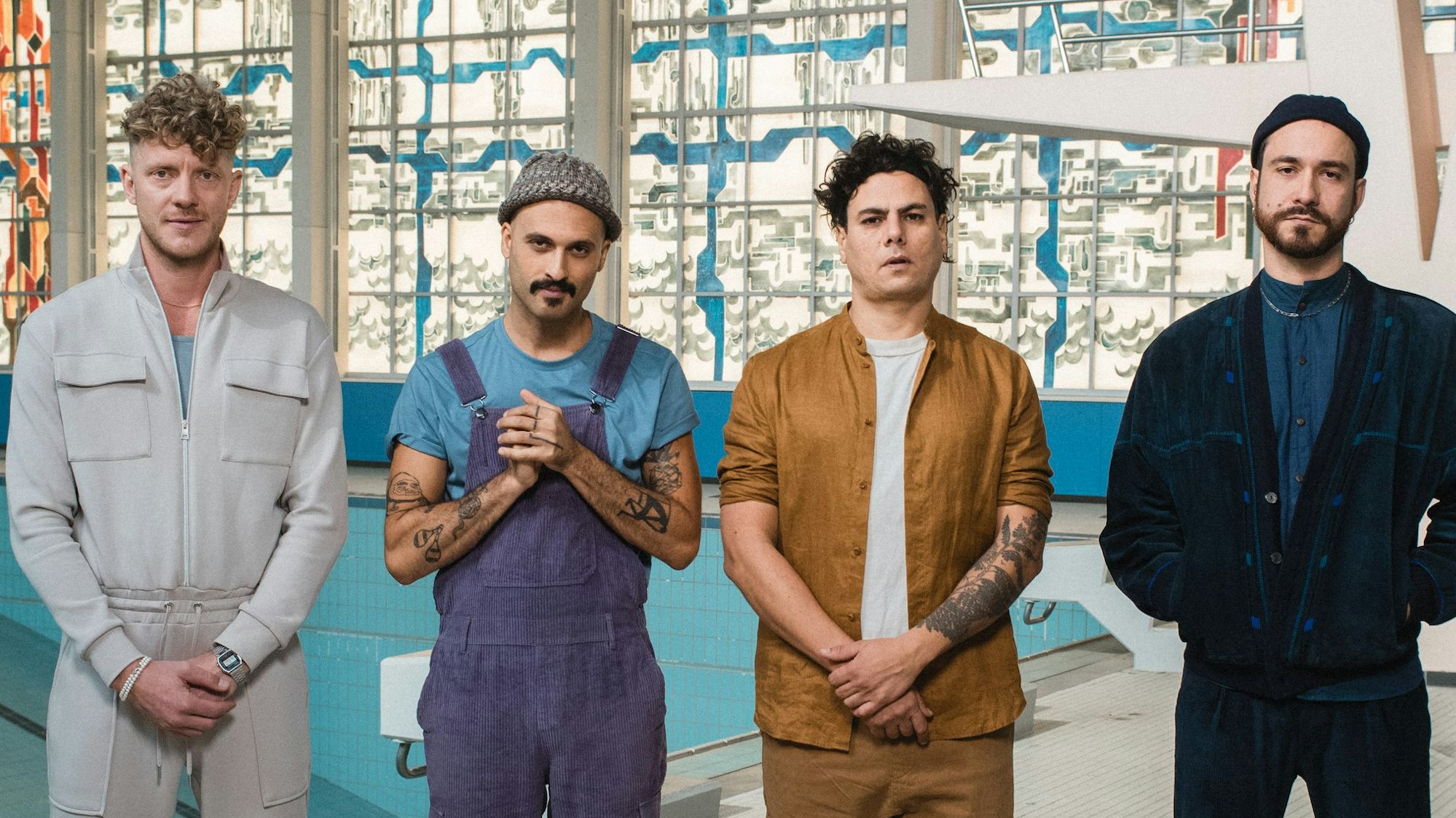 Max von Einem, Ahmed Eid, Soufian Zoghlami, Daniel Avi Schneider stehen nebeneinander in einem Schwimmbad.