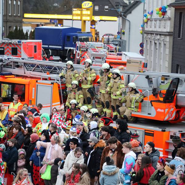 Ein Feuerwehrfahrzeug steht am Randes des Karnevalszugs durch die Bergisch Gladbacher Stadtmitte.