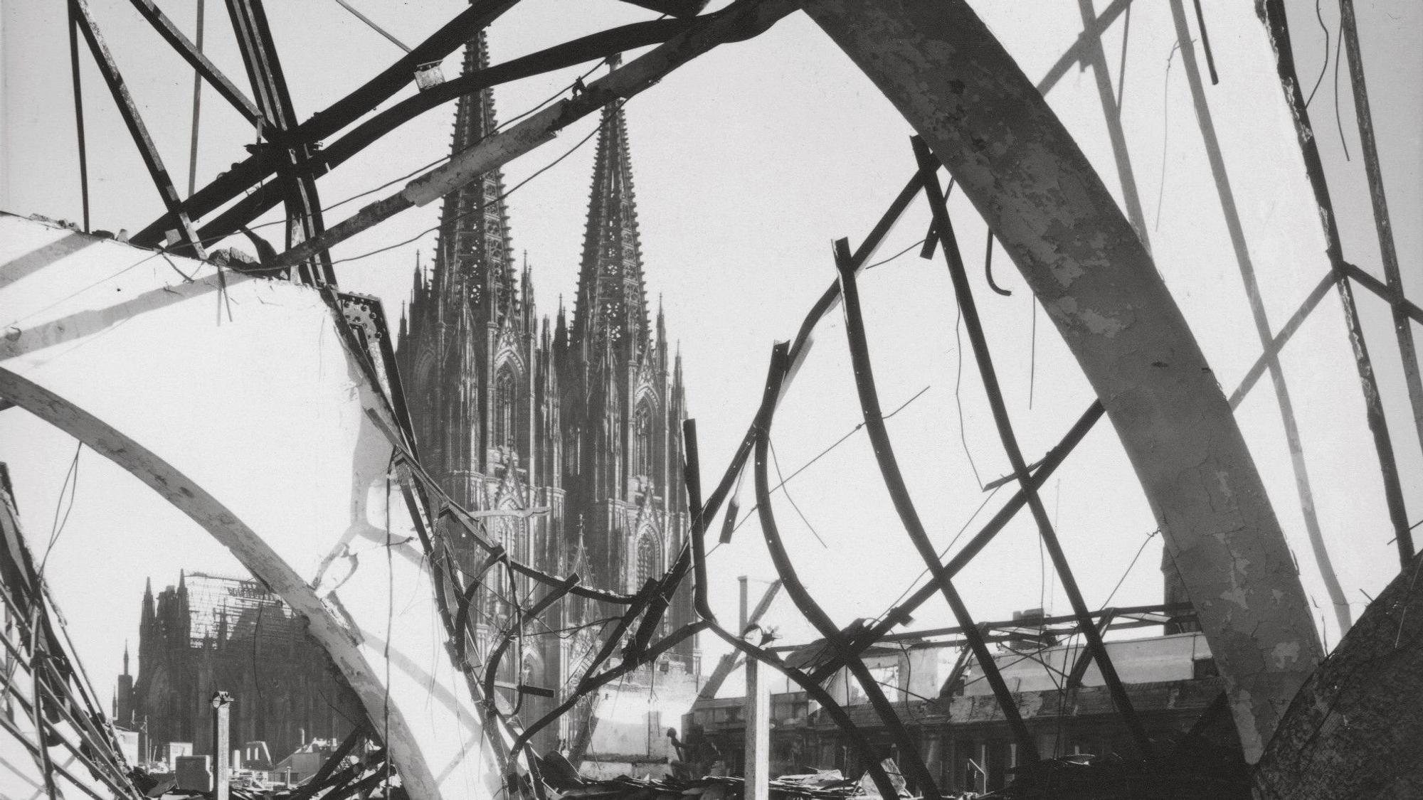 Aufnahme des Kölner Doms, gesehen durch eine zerstörte Rheinbrücke.