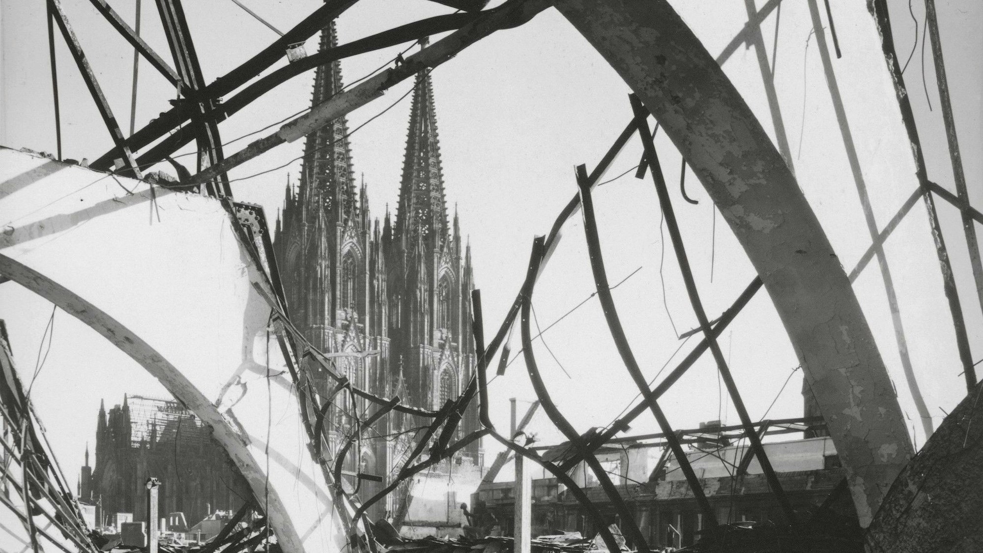 Aufnahme des Kölner Doms, gesehen durch eine zerstörte Rheinbrücke.