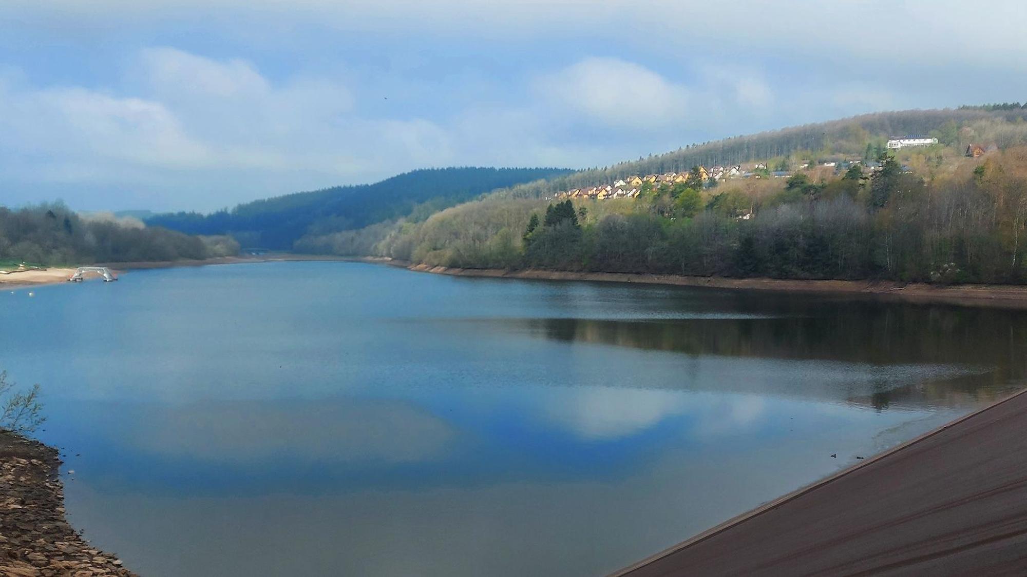 Der Kronenburger See in Dahlem im Winterstau