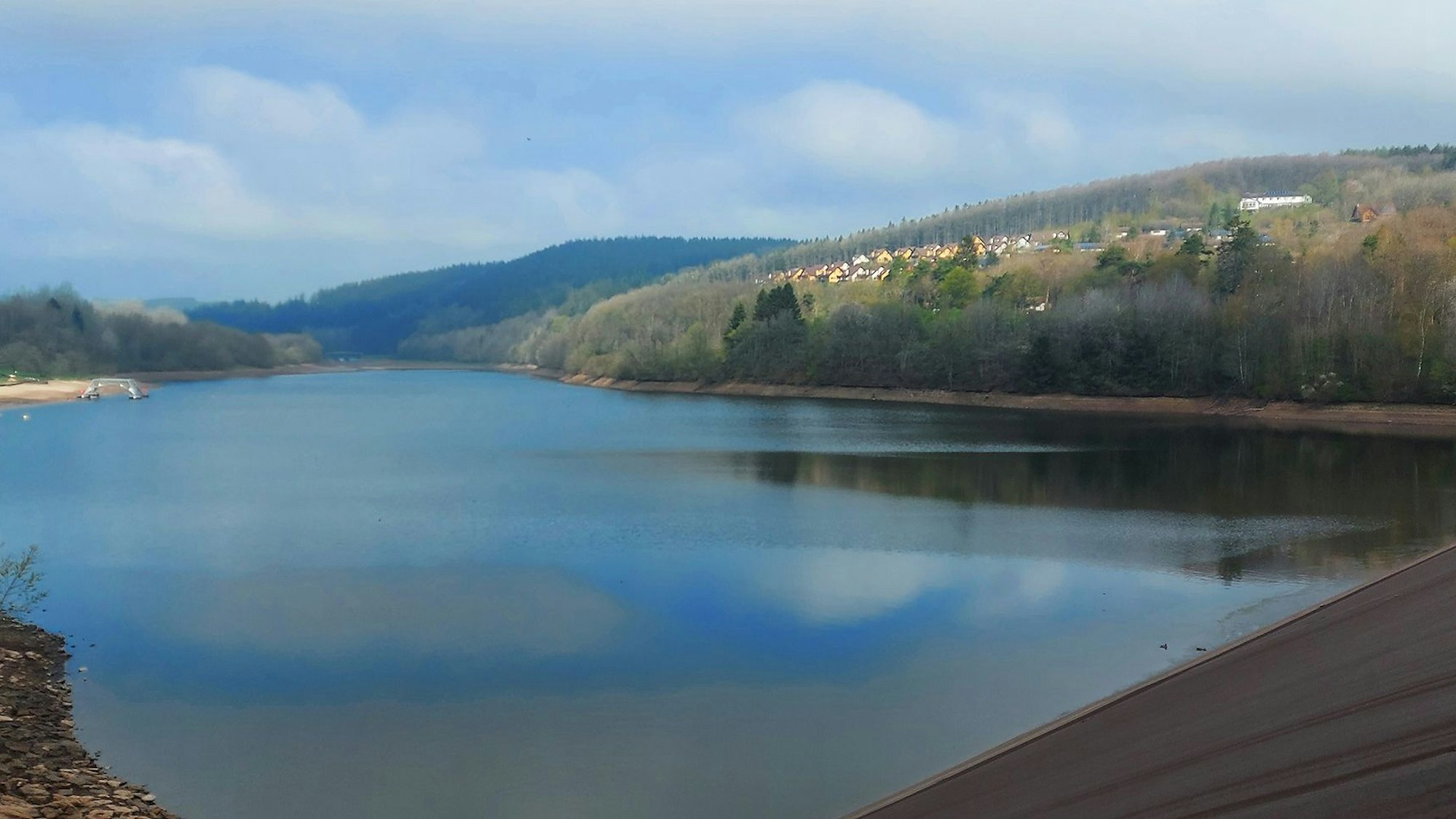 Eine Panorama-Aufnahme des Kronenburger Sees.