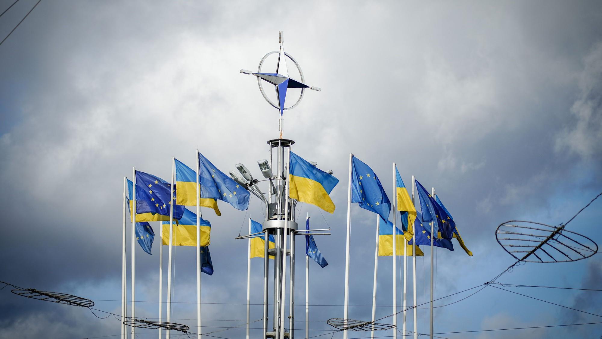 Flaggen der Ukraine und Europas wehen in der ukrainischen Hauptstadt im Wind. Am 24.02.2023 jährt sich der russische Angriffskrieg auf die Ukraine zum ersten Mal.