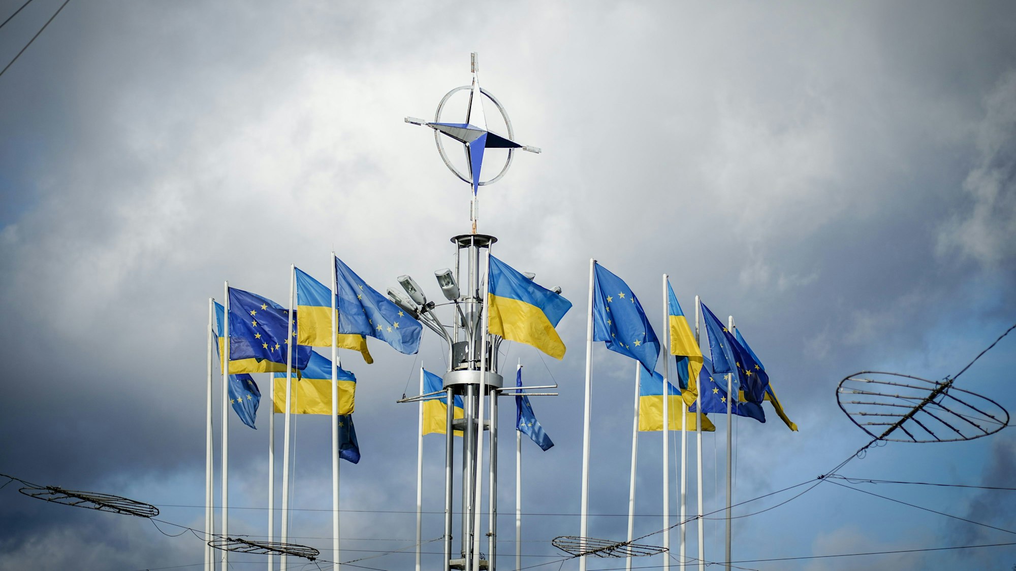 Flaggen der Ukraine und Europas wehen in der ukrainischen Hauptstadt im Wind. Am 24.02.2023 jährt sich der russische Angriffskrieg auf die Ukraine zum ersten Mal.