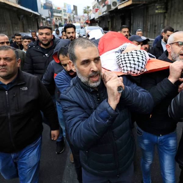 Trauernde Palästinenser tragen Todesopfer eines israelischen Angriffs auf einer Trage durch die Straßen.