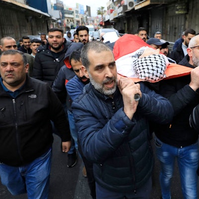 Trauernde Palästinenser tragen Todesopfer eines israelischen Angriffs auf einer Trage durch die Straßen.