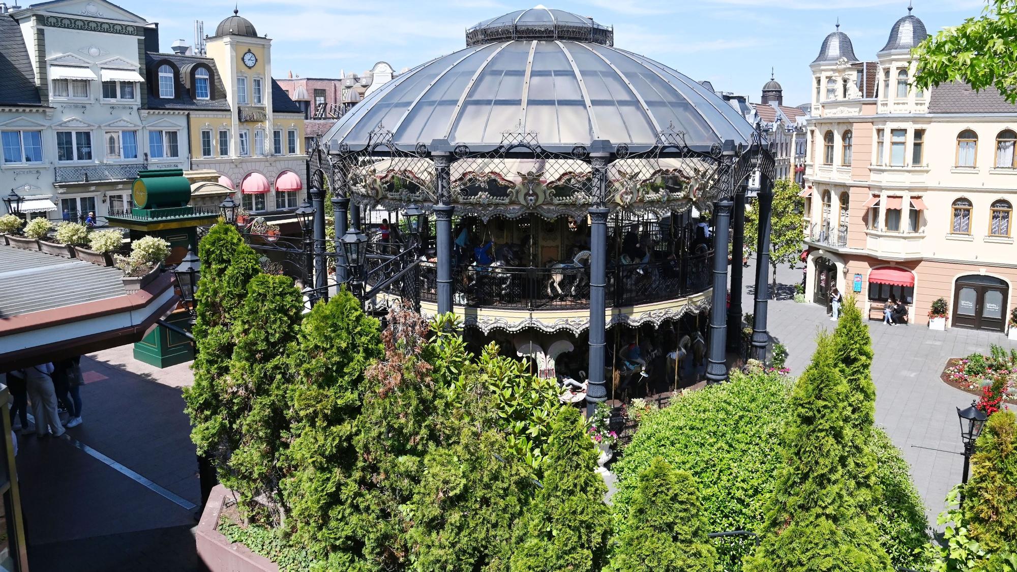Das Foto zeigt ein historisches Fahrgeschäft im Phantasialand.