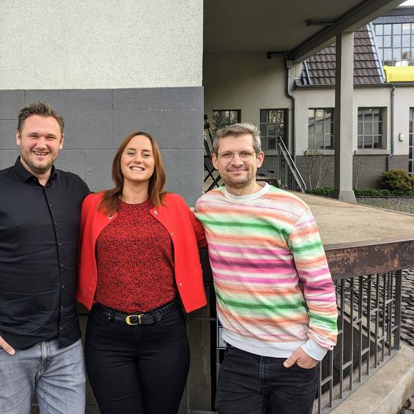 Das Bild zeigt die Geschäftsführung der Kölner HR-Tech Firma candidate select (case) mit CEO Dr. Philipp Karl Seegers, CRO Caren Schulz, und CTO Dr. Max Hoyer.