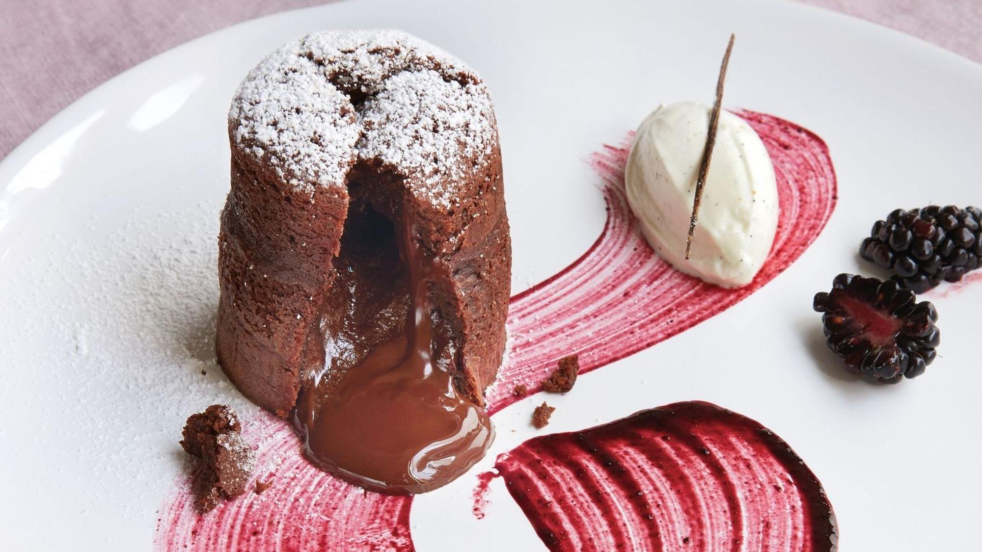 Damit die «Hot Chocolate Fondants» von Beate Wöllstein gelingen, wird ein gefrorener Schokokern kurz vorm Backen in die Mitte des Teigs gedrückt.