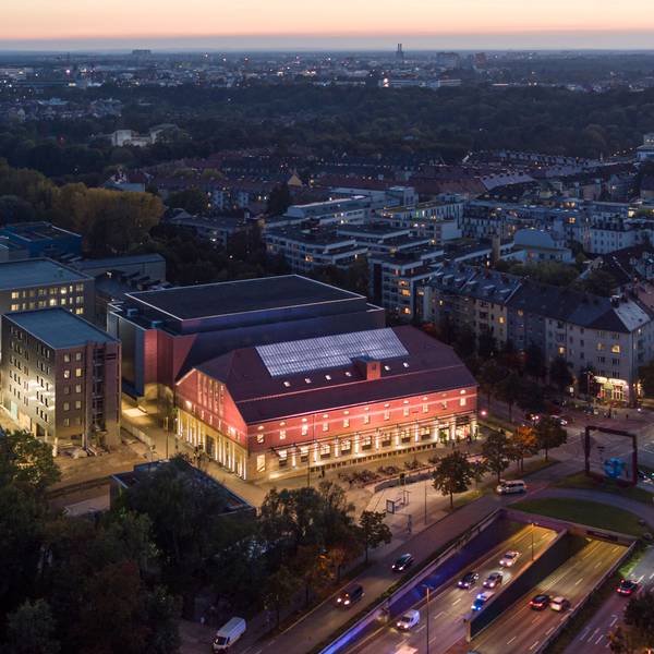 Das Bild zeigt unter anderem die Interims-Philharmonie in München.