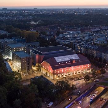 Das Bild zeigt unter anderem die Interims-Philharmonie in München.