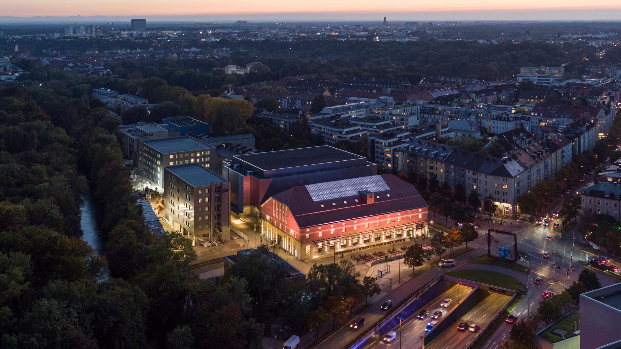 Das Bild zeigt unter anderem die Interims-Philharmonie in München.