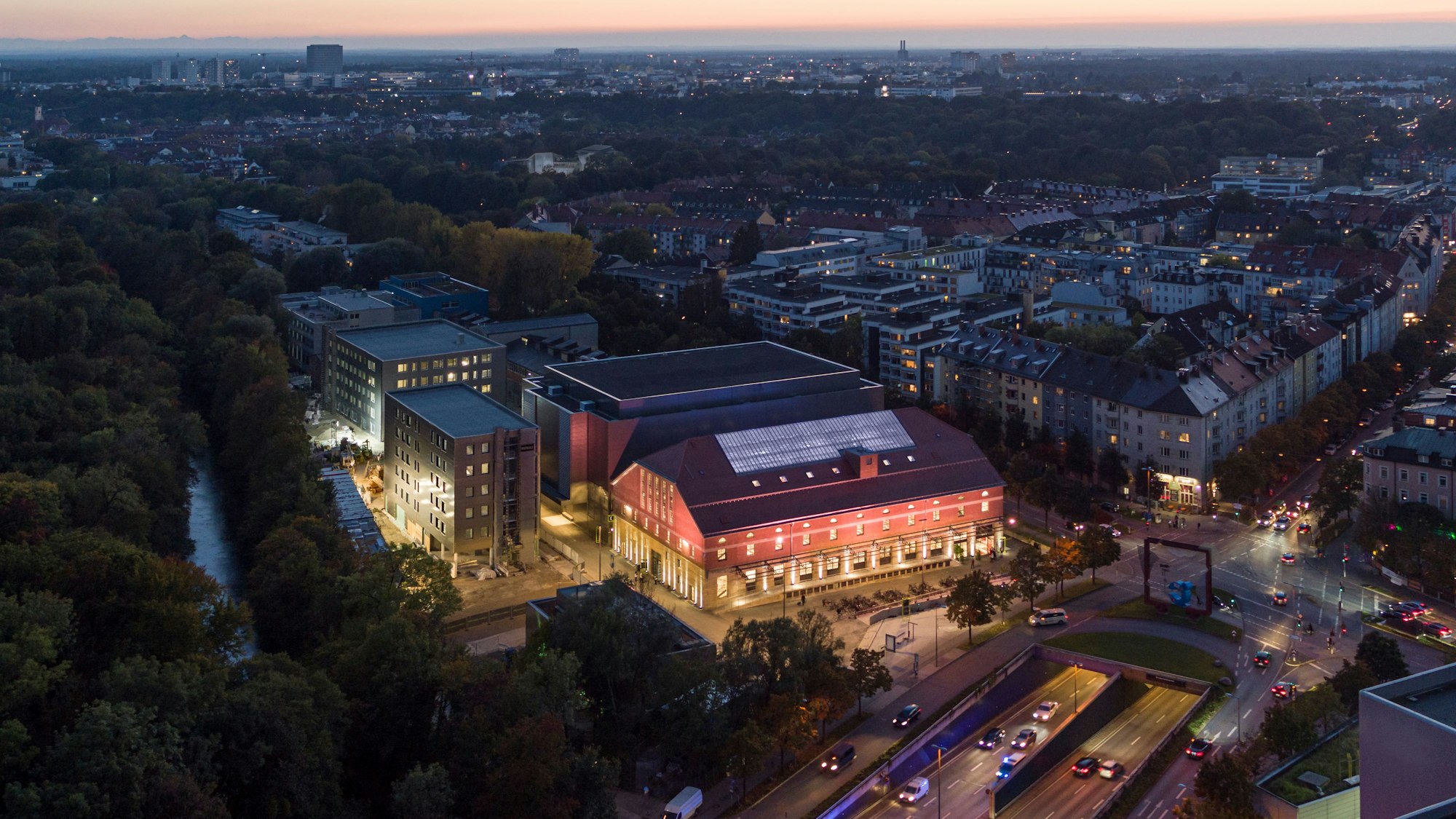 Das Bild zeigt unter anderem die Interims-Philharmonie in München.