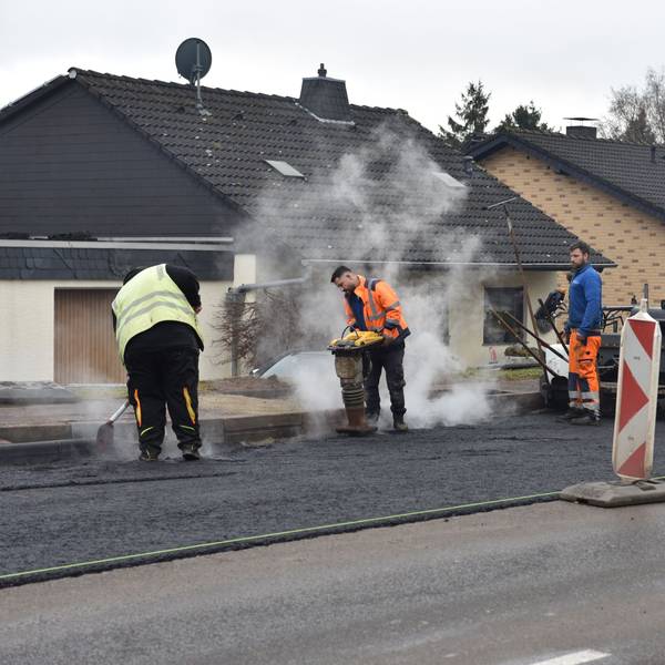 Straßenbauarbeiten auf der B266 in der Ortsdurchfahrt Mechernich-Roggendorf.
