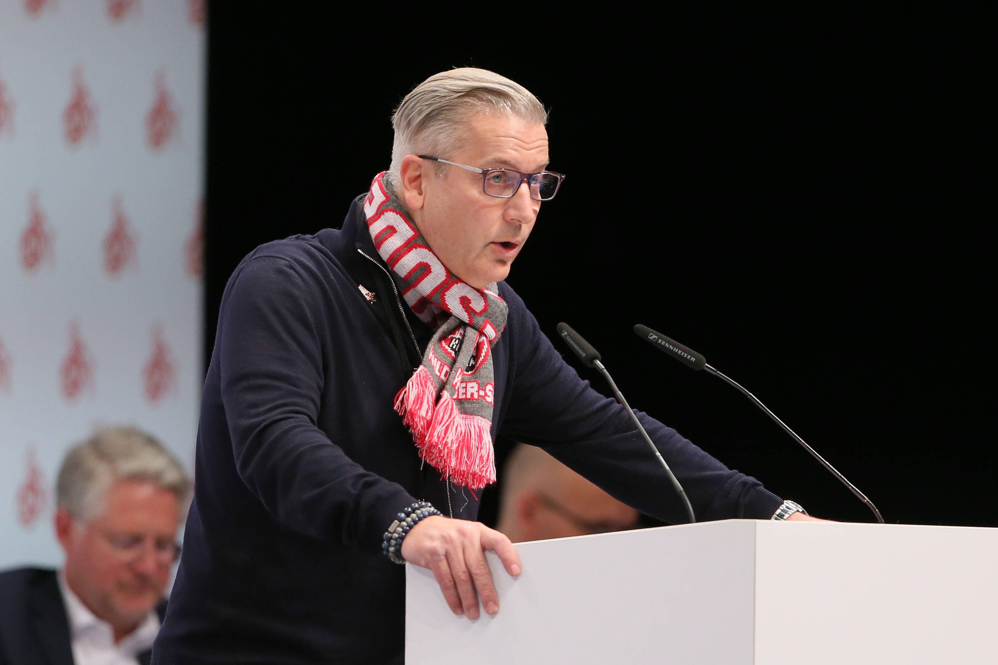 Robin Loew-Albrecht steht im März 2021 bei der Mitgliederversammlung des 1. FC Köln am Rednerpult.