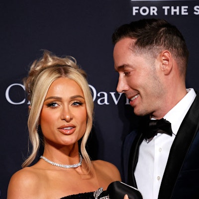 Paris Hilton und Carter Reum auf dem roten Teppich.