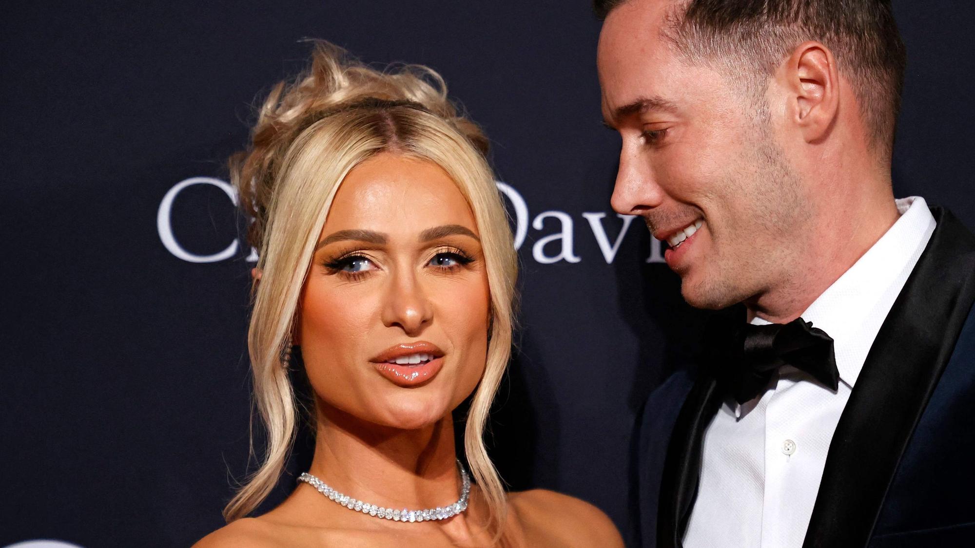 Paris Hilton und Carter Reum auf dem roten Teppich.
