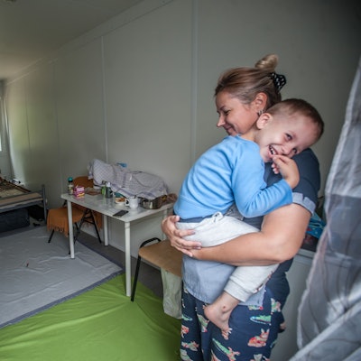AWO: Unterkunft für aus der Ukraine geflüchtete Flüchtlinge, Steinbüchel. Wohnung im Container: Tetiana Oliniye und Sohn Daniil. Foto: Ralf Krieger