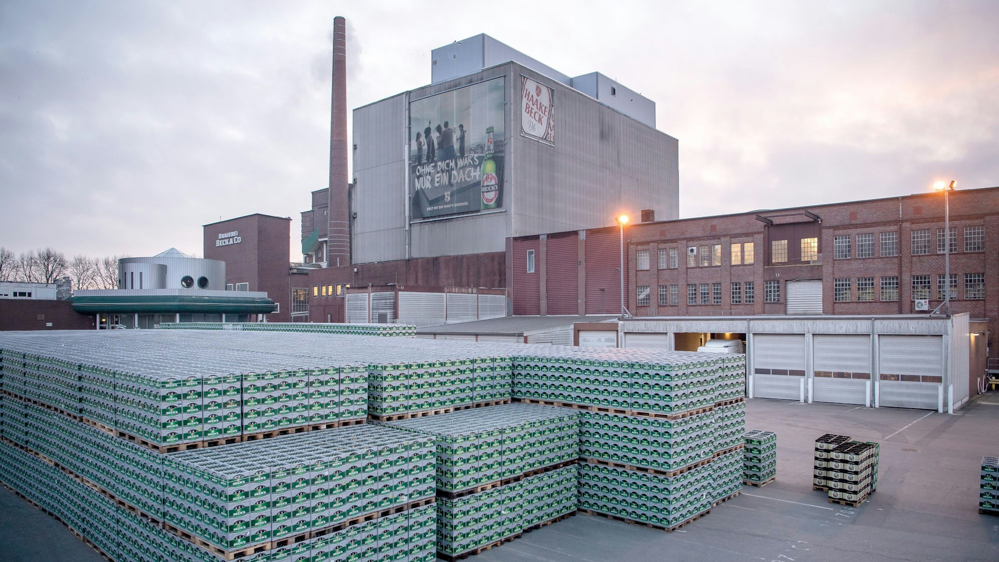 Kisten mit Beck’s und Haake-Beck Bier stehen vor der Brauerei Beck & Co.