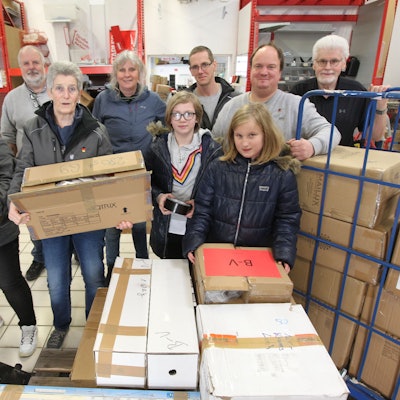 Gunther Maassen und Team packen Hilfsgüter für den nächsten Transport.