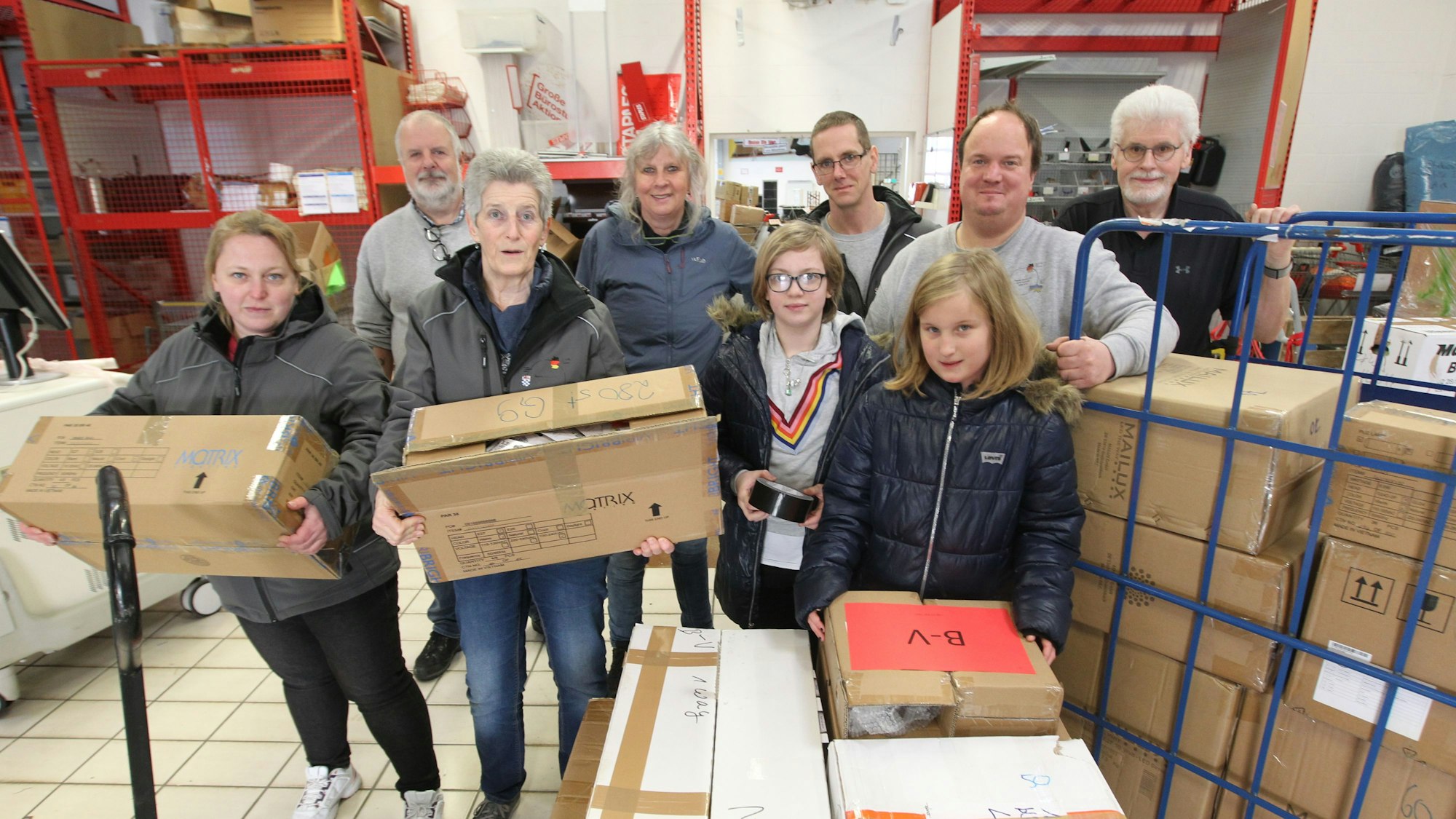 Gunther Maassen und Team packen Hilfsgüter für den nächsten Transport.
