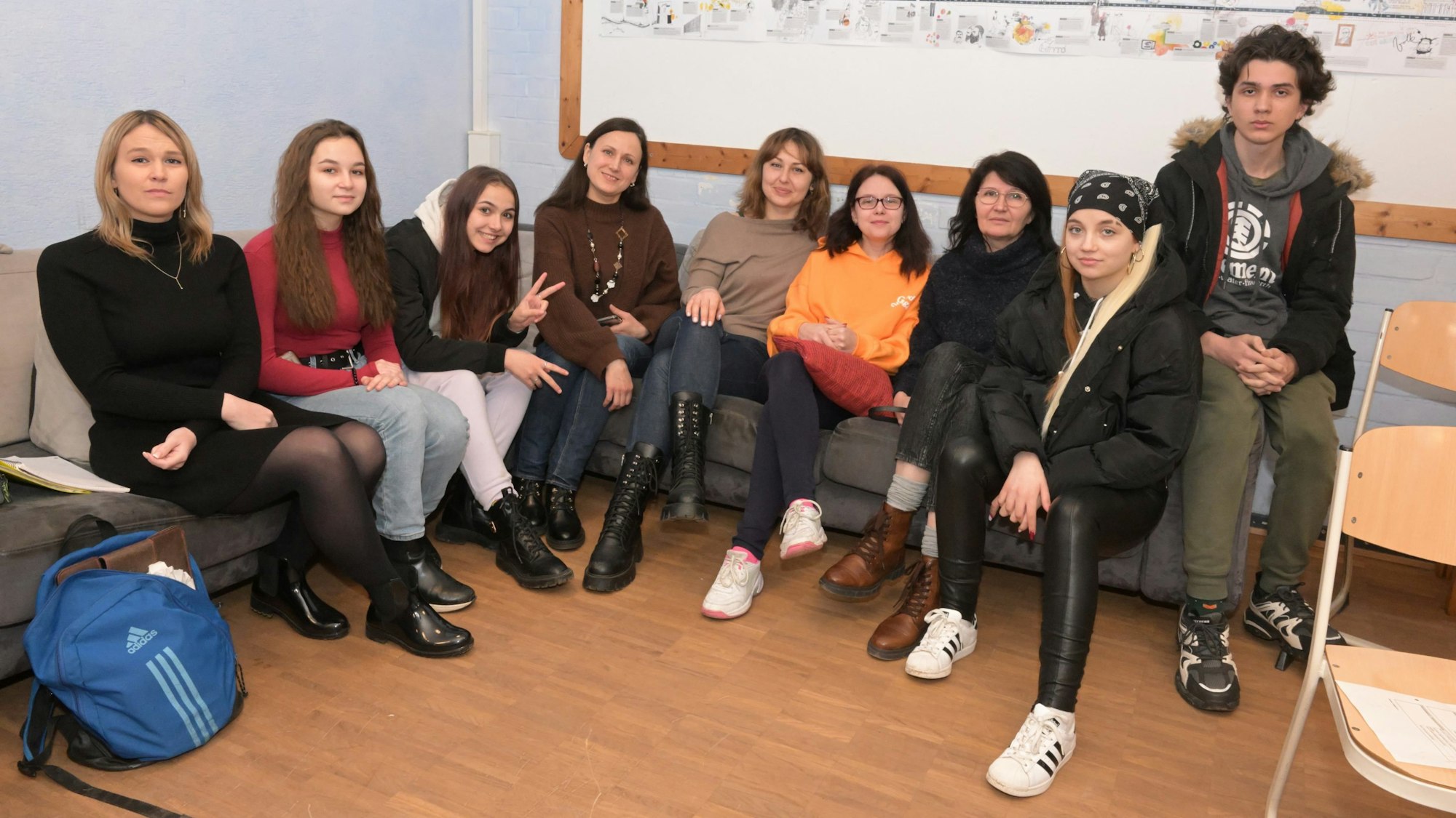 Ukrainerinnen sitzen auf einem Sofa in einem Klassenzimmer.