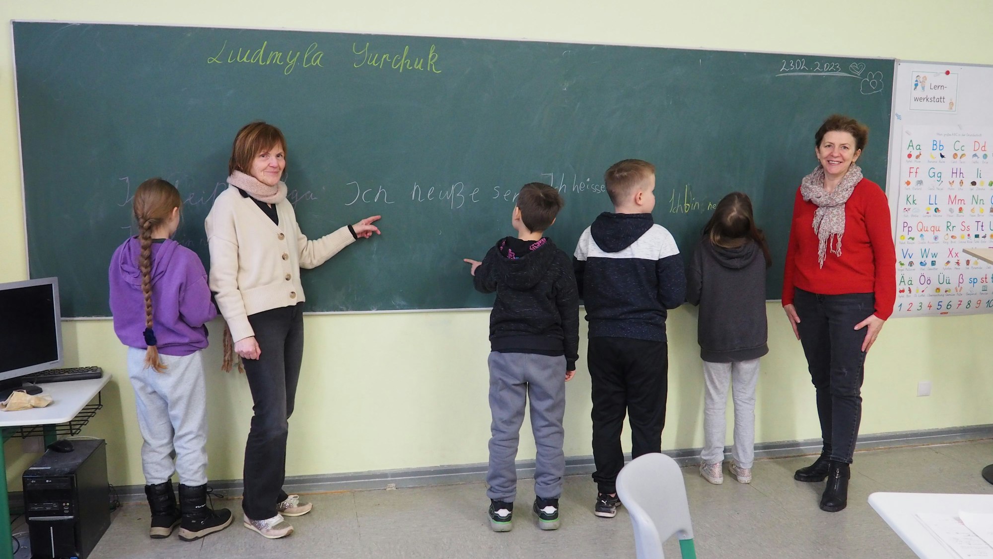 Luidmyla Yurchuk (rechts), Lehrerin aus der Ukraine, und Regina Meller, Leichlinger Lehrerin, unterrichten vier ukrainische Schüler der vierten Klasse an der Katholischen Grundschule Kirchstraße in Leichlingen.