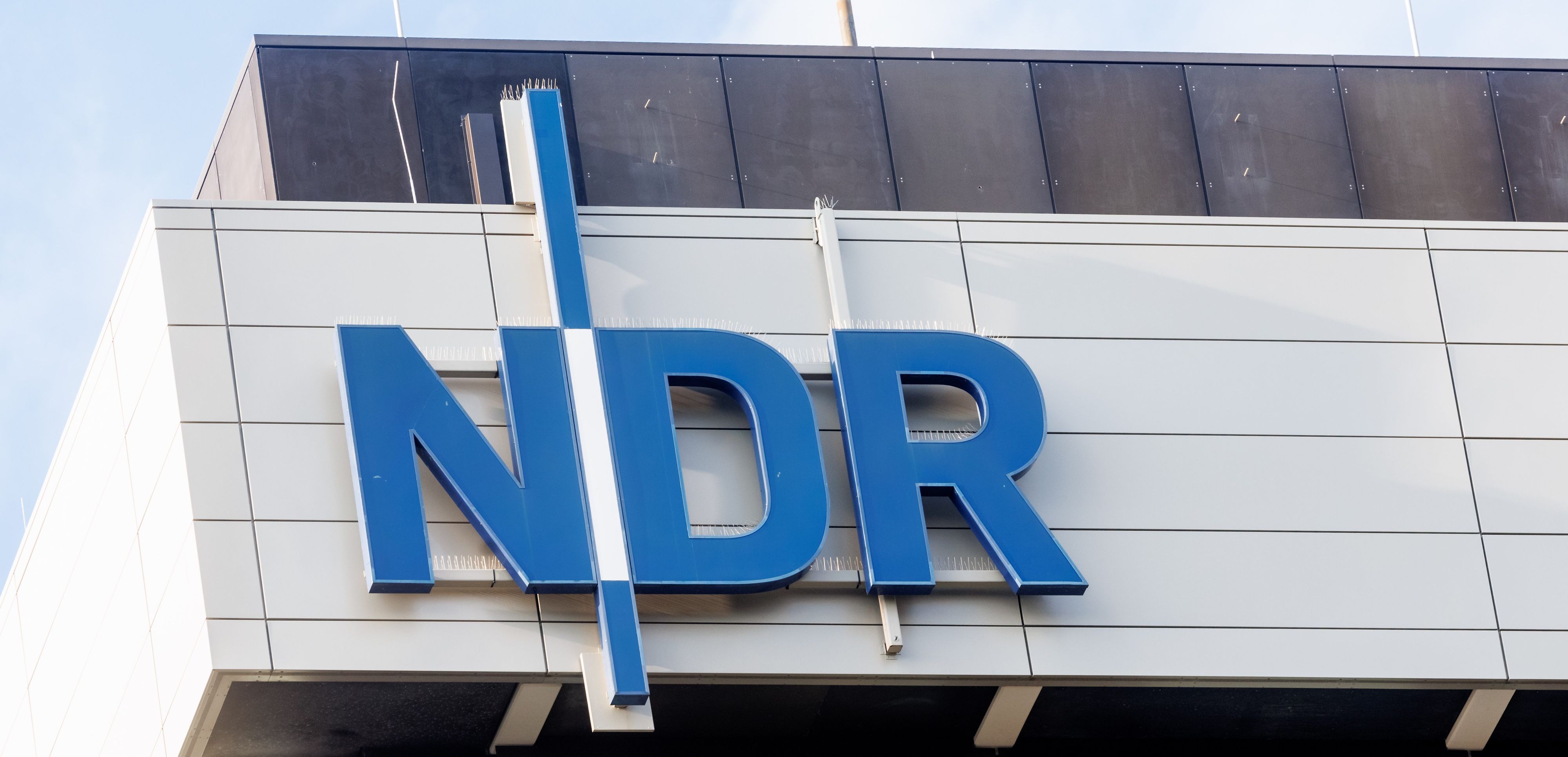 Das Logo des Norddeutschen Rundfunks (NDR) ist an einem Gebäude auf dem Gelände des Senders in Lokstedt angebracht.