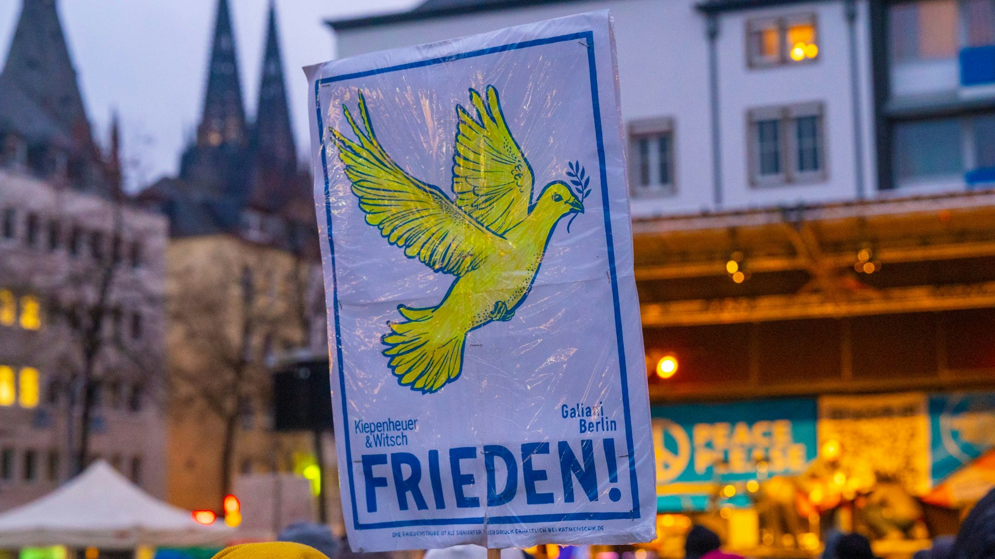 Auf dem Schild steht "Frieden"