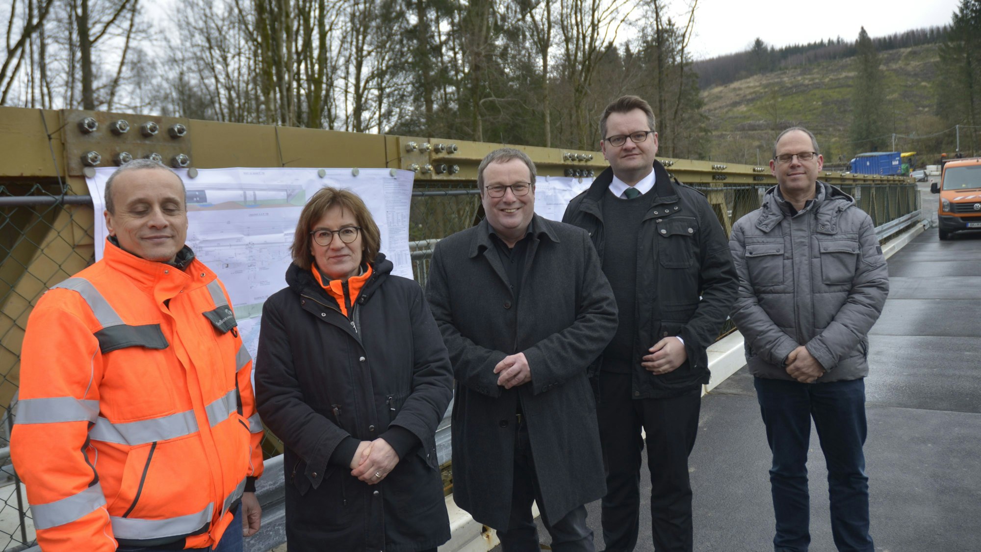 NRW-Verkehrsminister Oliver Krischer (m.) hat die Baustelle an der Wipperbrücke in Ohl besucht