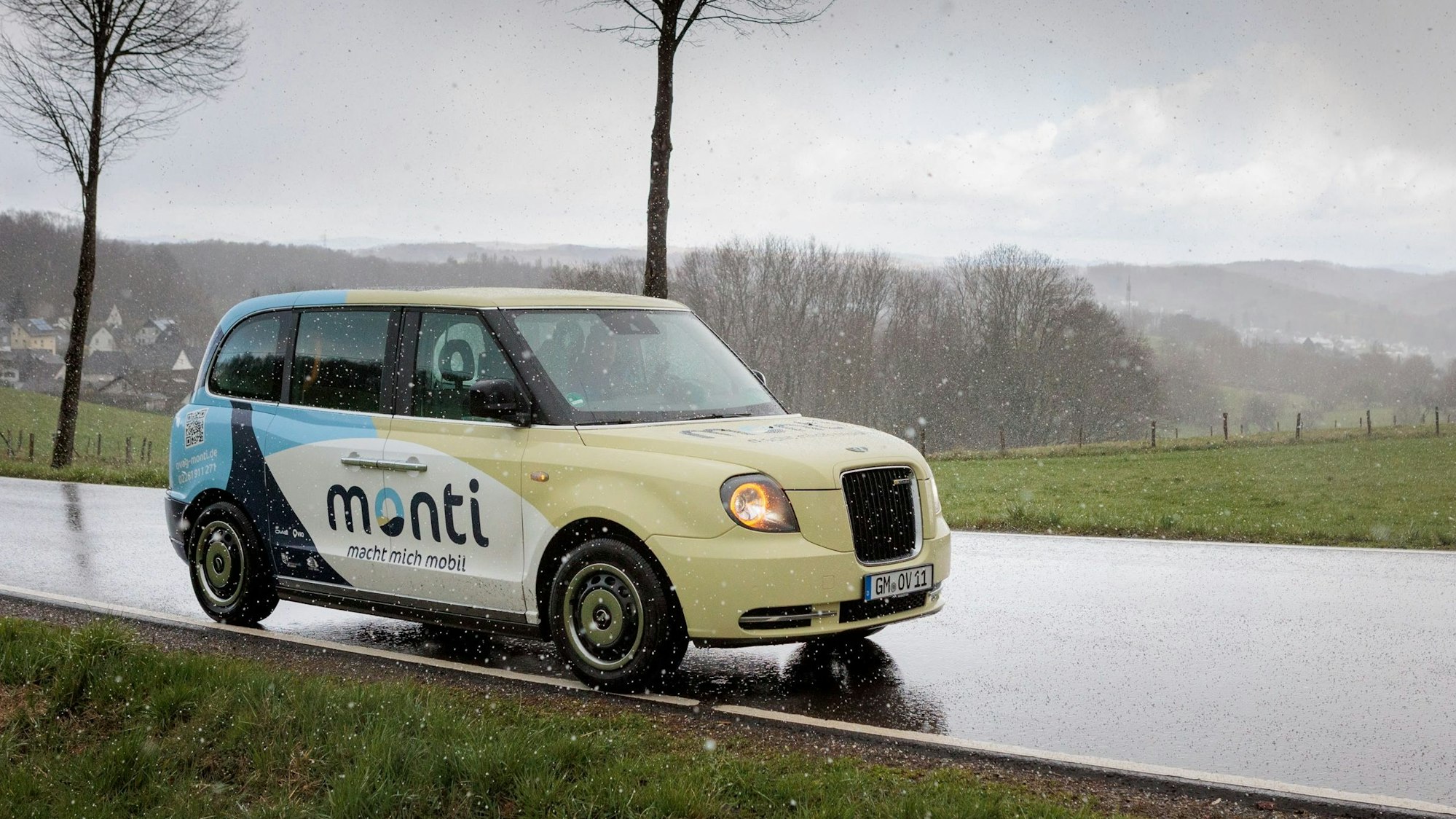 Ein Fahrzeug aus der Monti-Flotte ist zwischen Wiehl und Drabenderhöhe unterwegs.
