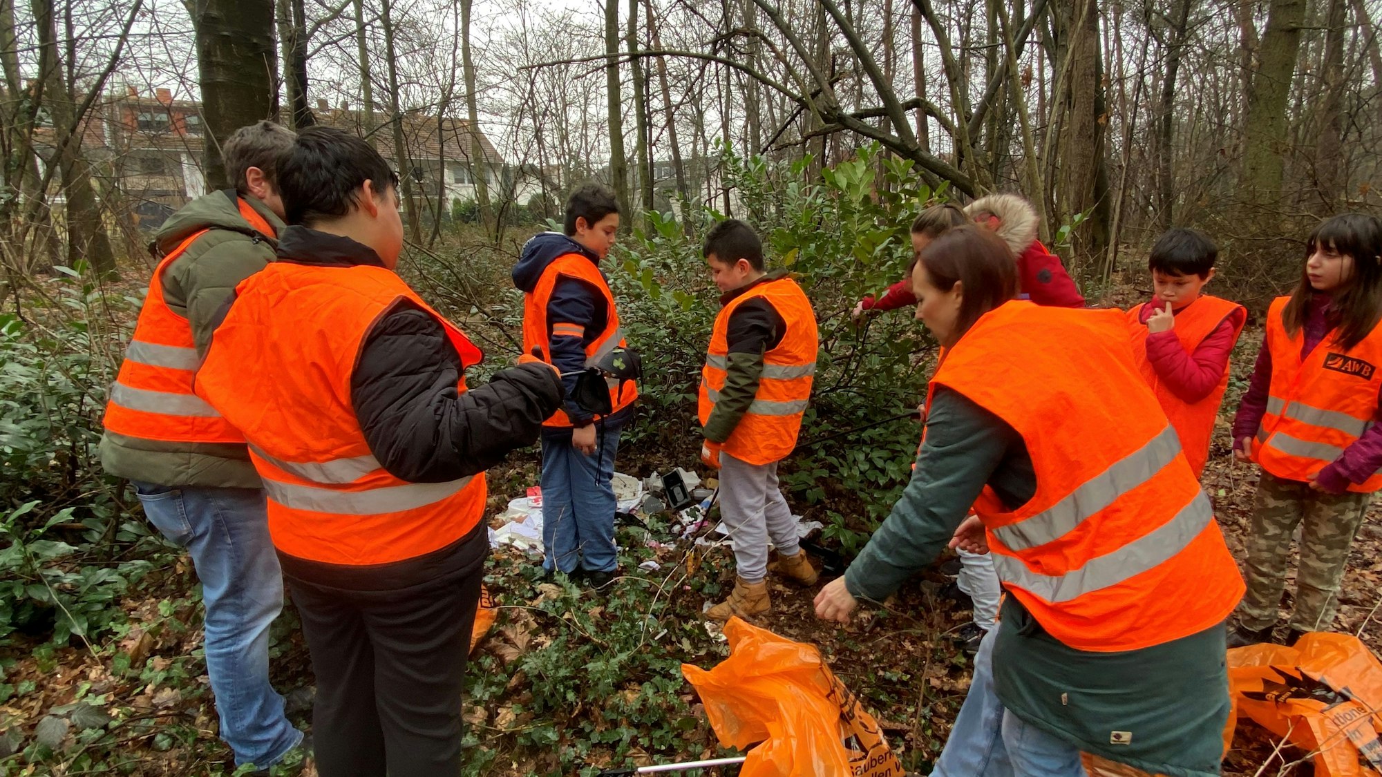 Im Bieselwald entdeckten die Kinder beim Abfallsammeln auch größere Mengen Hausmüll, darunter sogar weggeworfene Batterien.