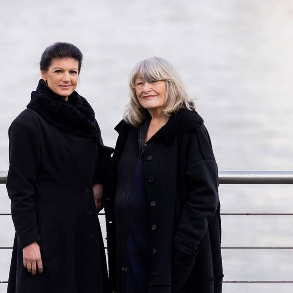 Sahra Wagenknecht (Die Linke, l.) und Alice Schwarzer, Frauenrechtlerin, stehen im Kölner Rheinauhafen am Rhein. Wagenknecht und Schwarzer haben Bundeskanzler Scholz (SPD) aufgefordert, im Ukraine-Krieg auf Verhandlungen statt auf Waffenlieferungen zu setzen.dpa