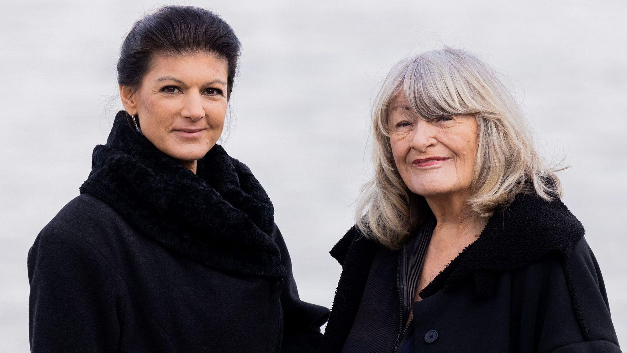 Sahra Wagenknecht (Die Linke, l.) und Alice Schwarzer, Frauenrechtlerin, stehen im Kölner Rheinauhafen am Rhein. Wagenknecht und Schwarzer haben Bundeskanzler Scholz (SPD) aufgefordert, im Ukraine-Krieg auf Verhandlungen statt auf Waffenlieferungen zu setzen.dpa