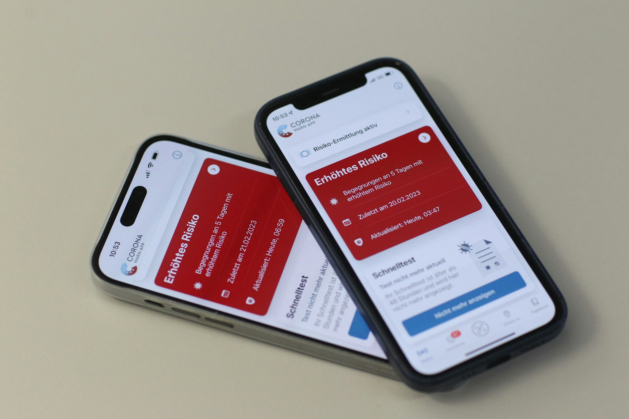 Corona-Warnapp zeugt erhöhtes Risiko an.