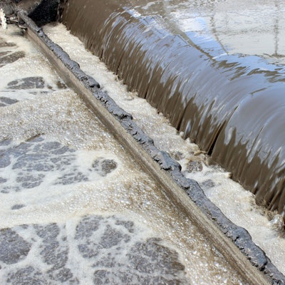 Wasser läuft durch ein Belebungsbecken in einem Klärwerk.
