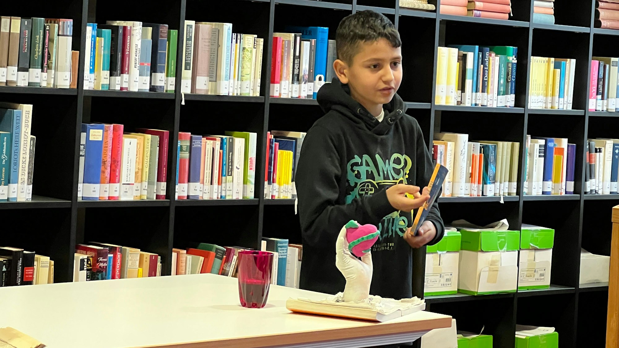 Vorlesewettbewerb Leverkusen 2022/2023: Regionalentscheid in der Bibliothek des Lise-Meitner-Gymnasiums