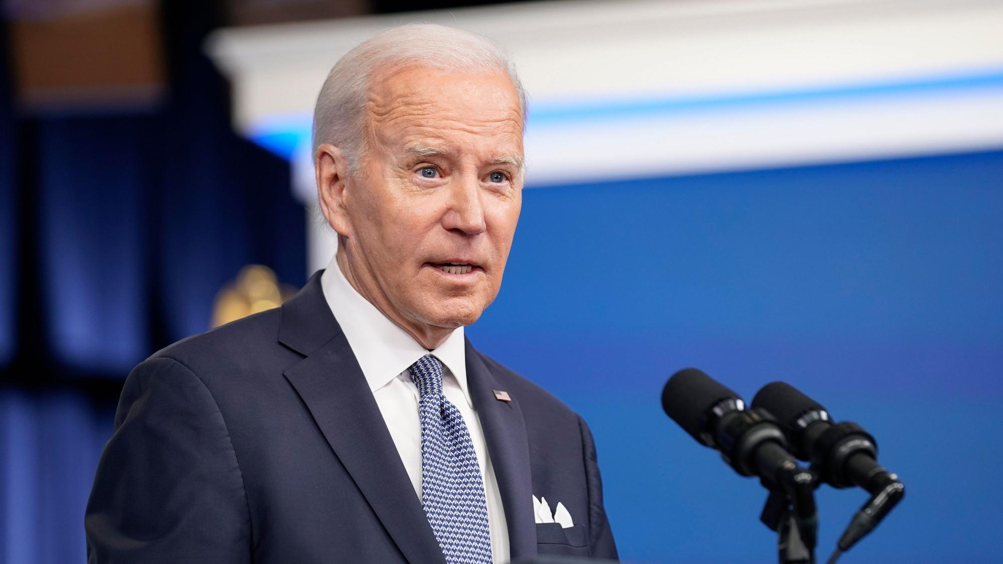 US-Präsident Joe Biden steht an einem Podium und spricht in ein Mikrofon.