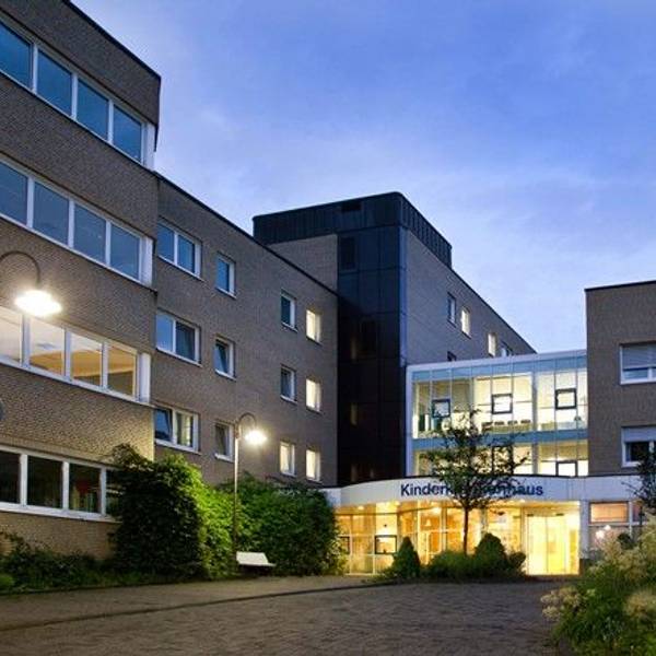 Das Bild zeigt den Eingangsbereich des Kinderkrankenhauses Amsterdamer Straße in Köln