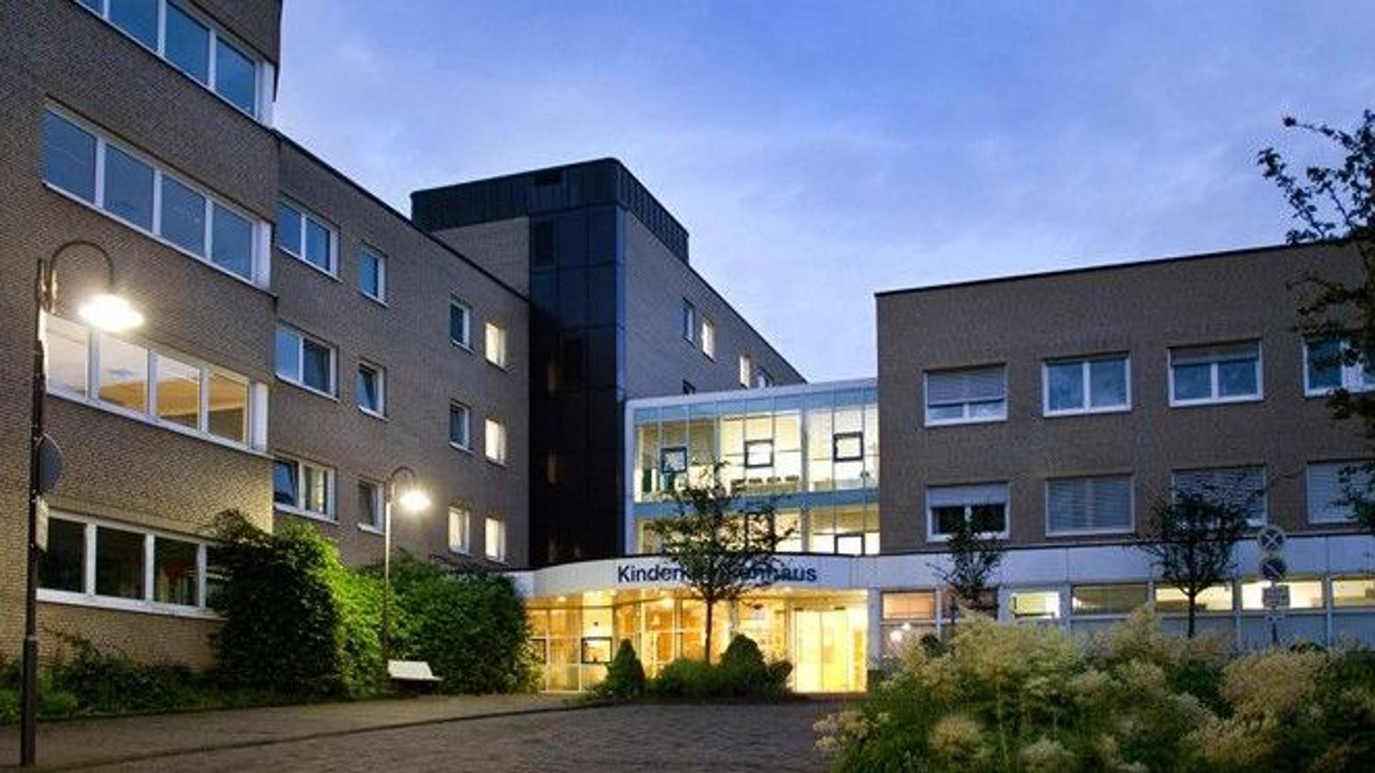 Das Bild zeigt den Eingangsbereich des Kinderkrankenhauses Amsterdamer Straße in Köln