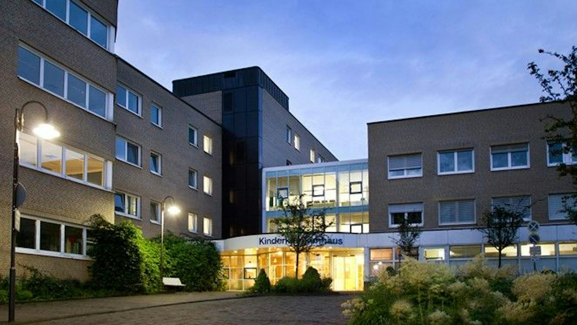 Das Bild zeigt den Eingangsbereich des Kinderkrankenhauses Amsterdamer Straße in Köln