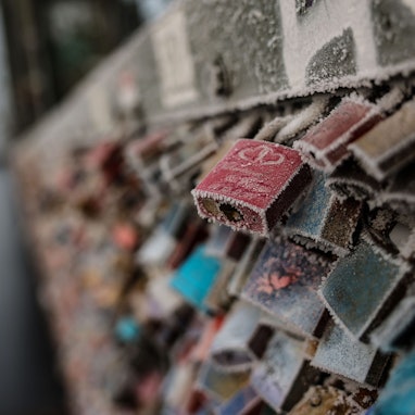 Liebesschlösser an der Hohenzollernbrücke sind im Morgennebel mit Raureif überzogen.
