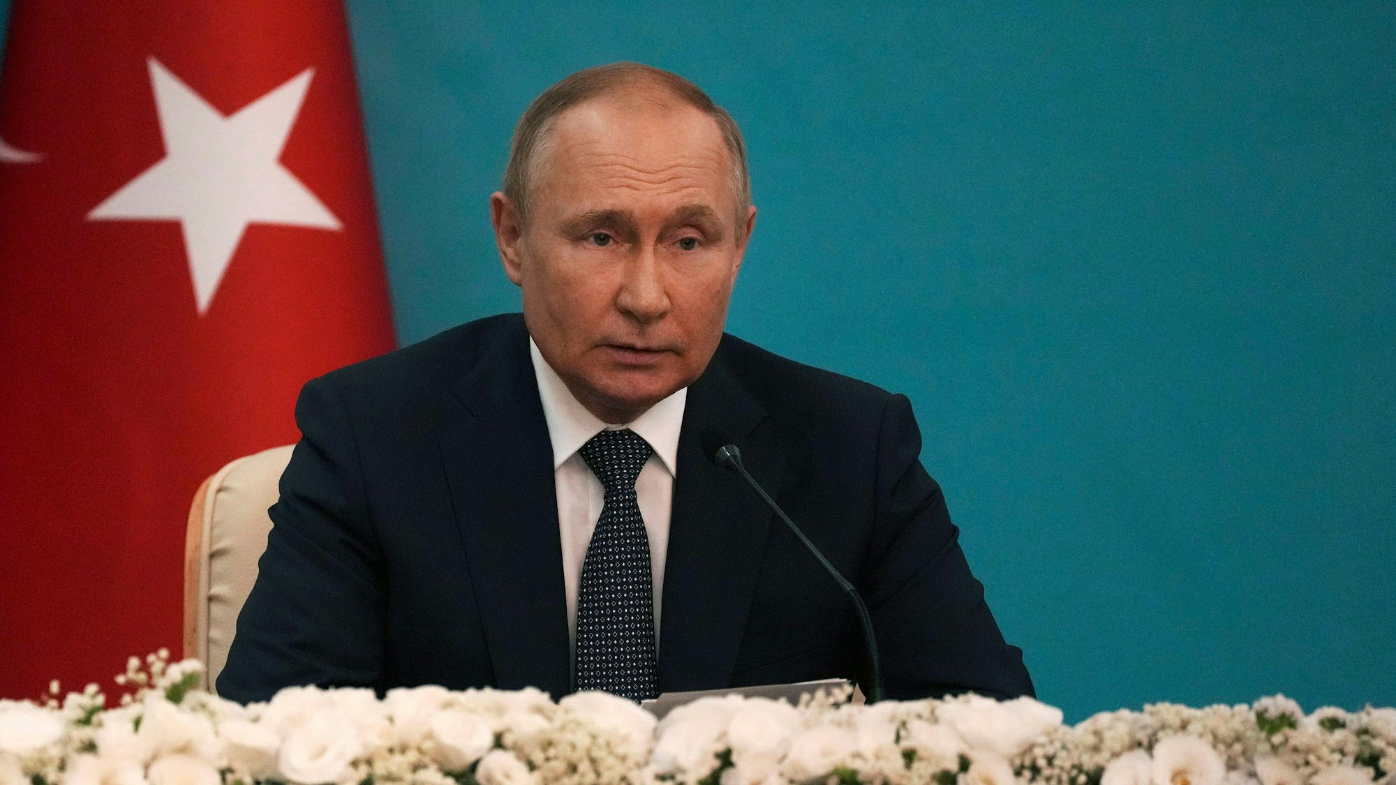 19.07.2022, Iran, Teheran: Wladimir Putin, Präsident von Russland, spricht während einer gemeinsamen Pressekonferenz mit seinem iranischen und seinem türkischen Amtskollegen nach ihrem trilateralen Gipfel im Astana-Format.