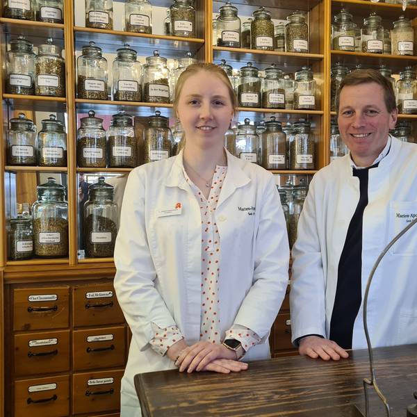 Das Foto zeigt Laura Kleinholdermann. Sie übernimmt die Marien- und die Kreis-Apotheke in Bergheim von Marcel Burghardt.