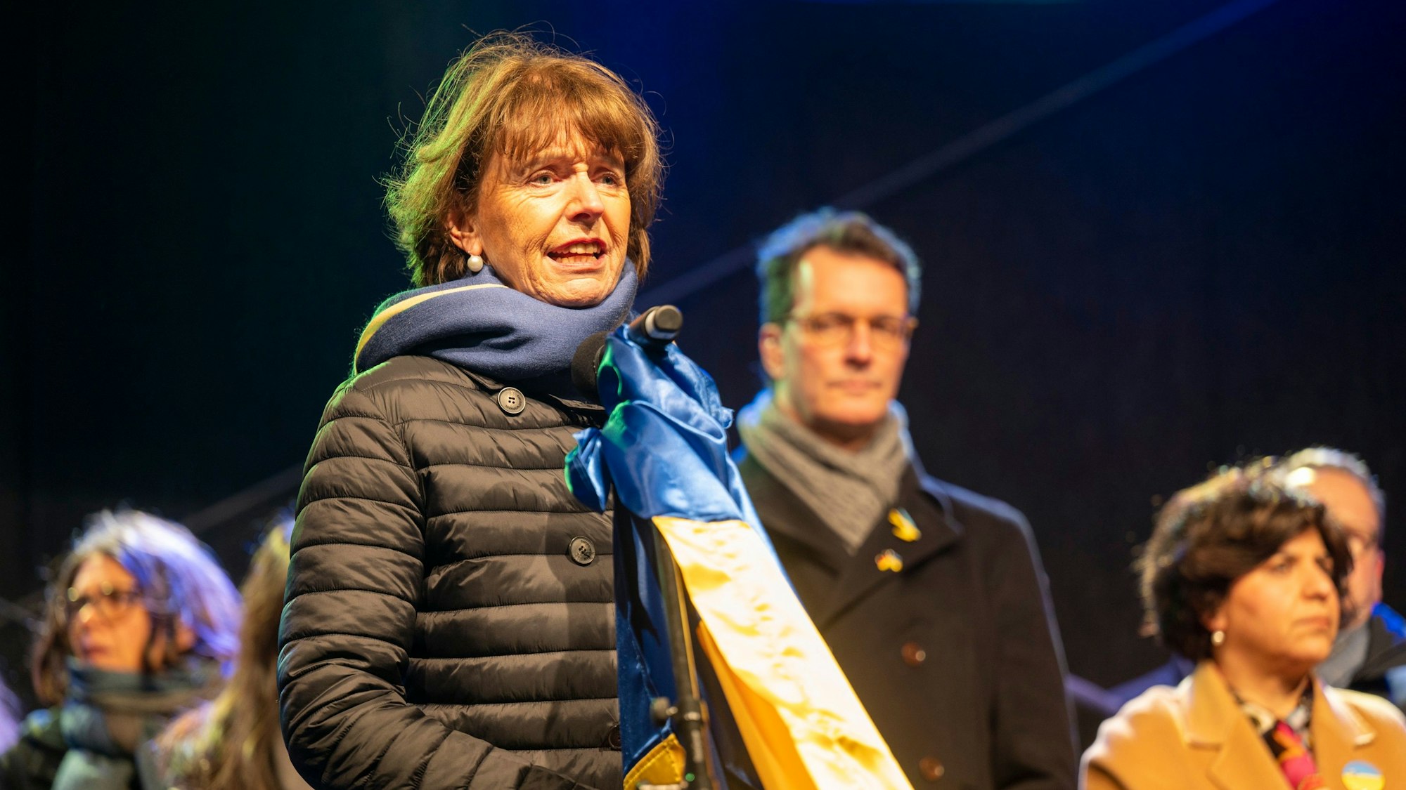 Henriette Reker spricht auf der Bühne auf dem Roncalliplatz vor Hendrk Wüst und Berivan Aymaz.