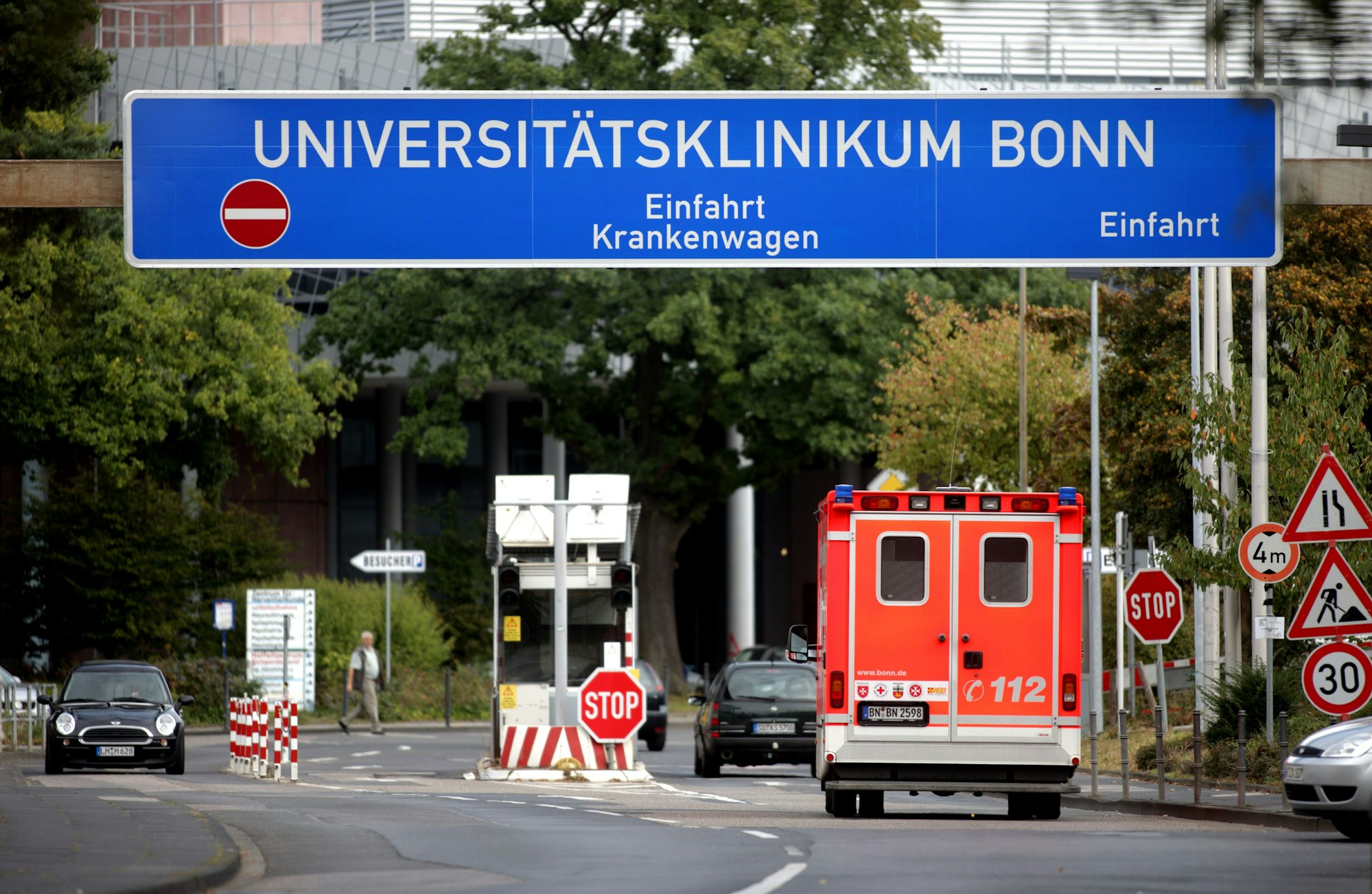 Ein Rettungswagen steht an dem Universitätsklinikum Bonn. (Archivbild)