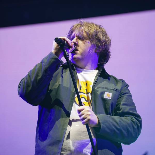 Lewis Capaldi am Mikrofon.